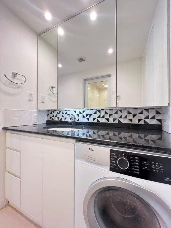 洗面設備　洗面室｜AEG製洗濯乾燥機付です。