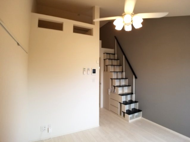 居室・リビング　203号室の写真になります。