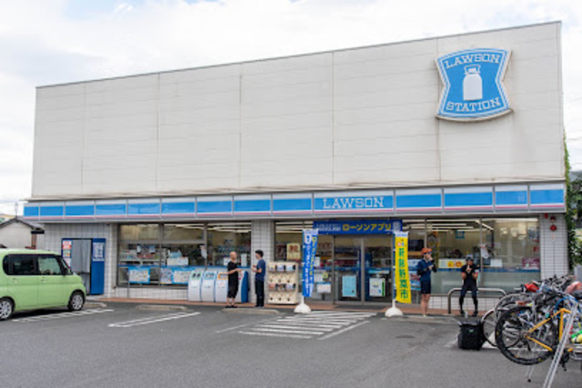 コンビニ　ローソン稲城鶴川街道店（コンビニ）まで144m