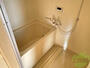 バス・シャワールーム　浴室はゆったりと浸かれるサイズ感になっています。