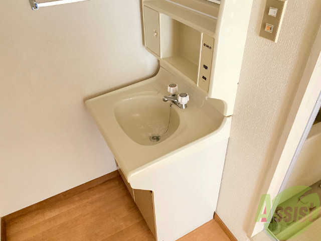 洗面設備　洗面は独立になっているので忙しい朝もばっちりですね。