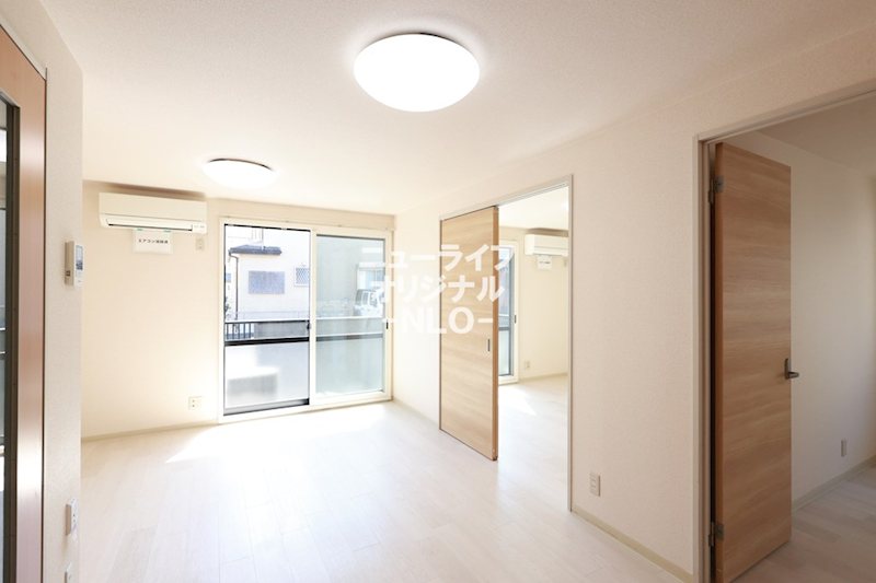 居室・リビング　陽光を集める南向きの大きな窓のあるお部屋☆