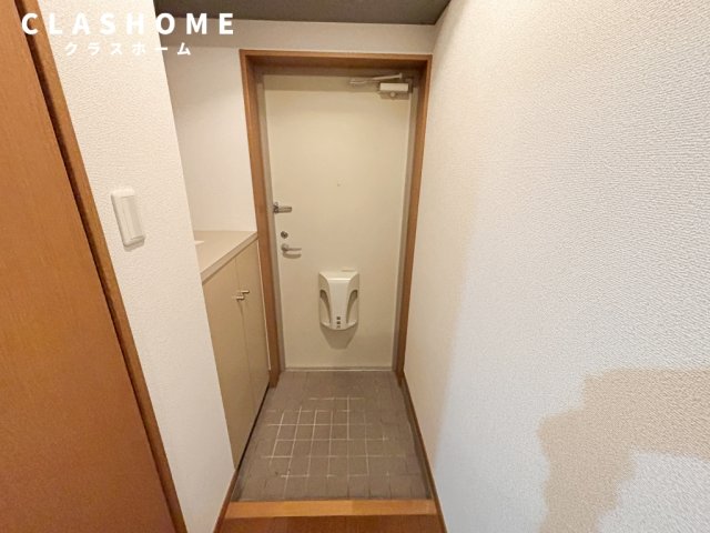 玄関　同物件の別部屋になります。