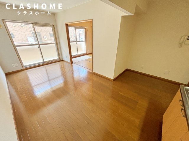 居室・リビング　同物件の別部屋になります。