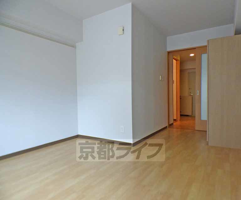 居室・リビング　閑静な住宅街にたつ、広々使える８帖の１Ｋです。