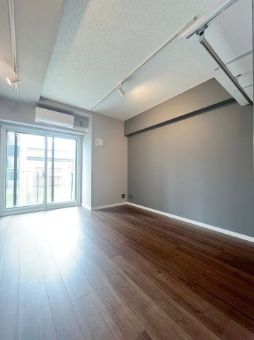 居室・リビング　居室は最大70デシベルを遮音する二重壁、床も遮音等級の高いも