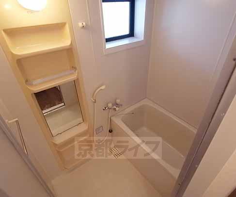 バス・シャワールーム　窓付きで、換気が２４時間可能です