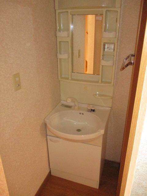 洗面設備　身支度に便利なシャワー付き洗面台です☆