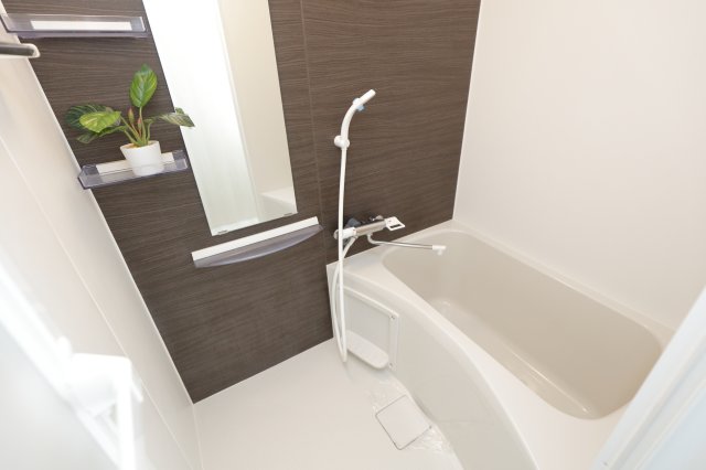 バス・シャワールーム　清潔感のあるアクセントパネル付きバスルーム