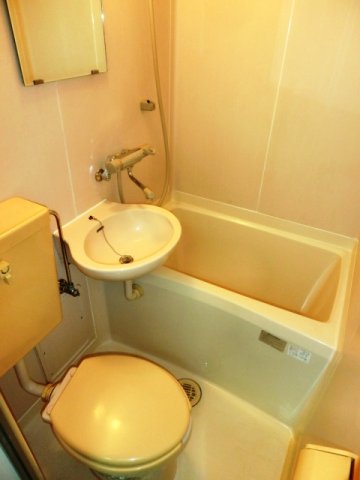 バス・シャワールーム　清潔感のあるバスルーム。