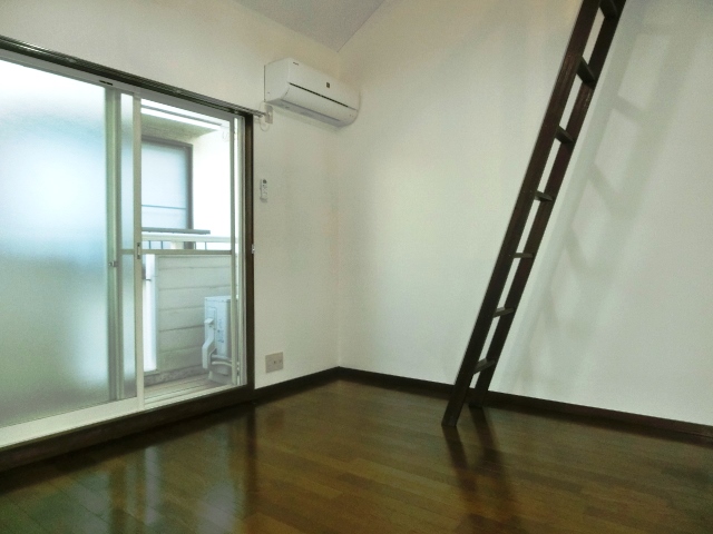 居室・リビング　東向きの明るい居室スペース。