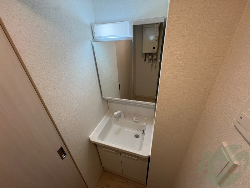 洗面設備　大きくて使いやすそうな独立洗面台になっています。