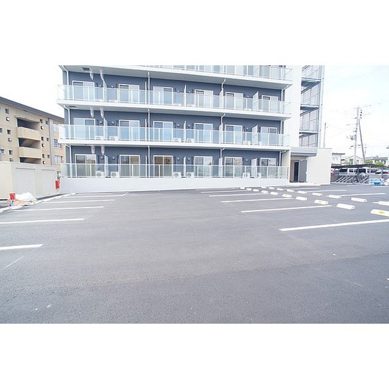 駐車場　並列１台４，４００円／月