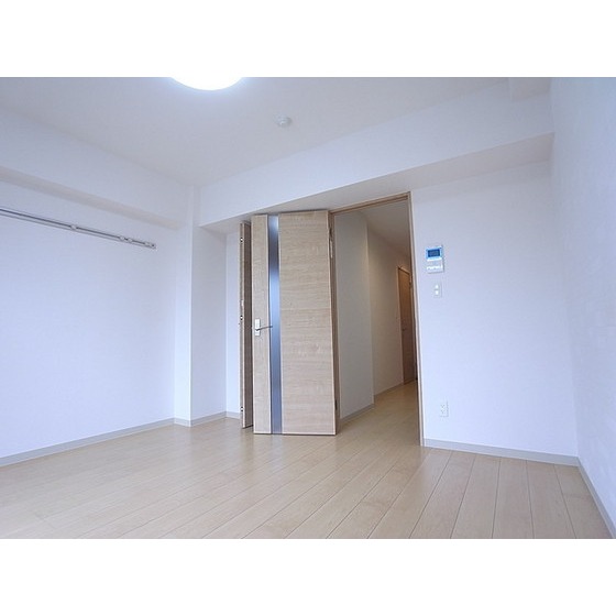 居室・リビング　居室には照明・エアコンが付いています