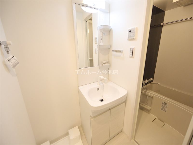 洗面設備　脱衣所　独立洗面台（シャンプードレッサー付）