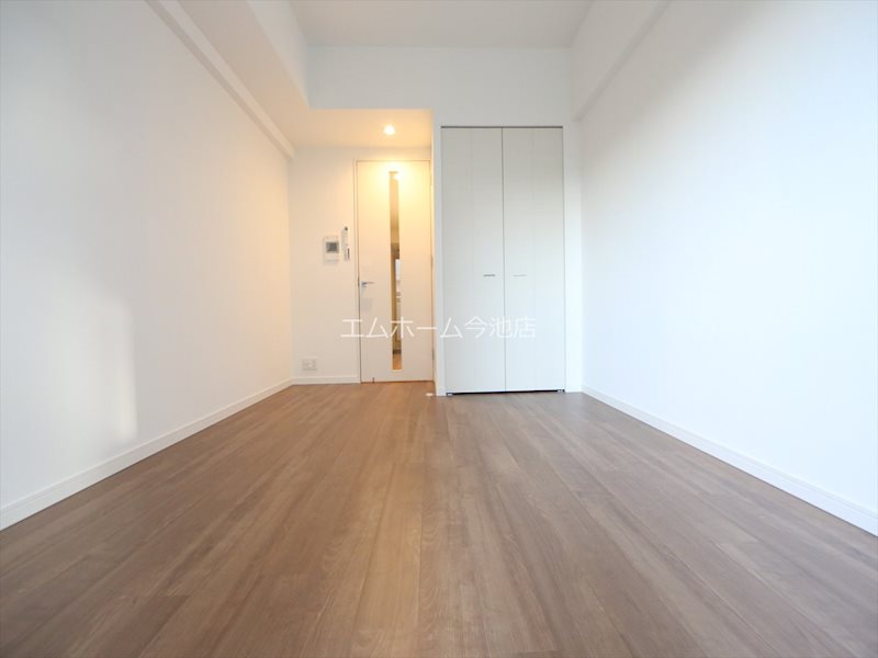 居室・リビング　洋室7.9帖　エアコン付　収納充実しています