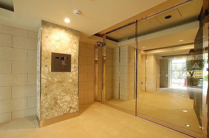 ロビー　弊社は全物件が仲介手数料半月分+税でご紹介可能です。