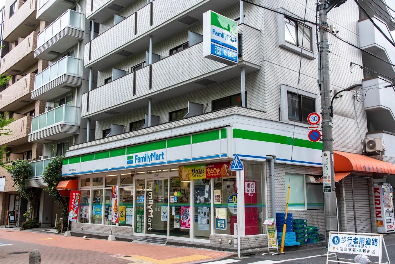 コンビニ　ファミリーマート早稲田鶴巻町店（コンビニ）まで244m