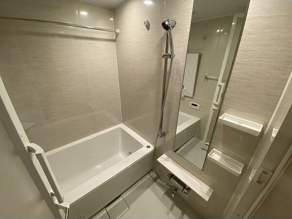 バス・シャワールーム　※写真は同じマンションの違う部屋のものになります。