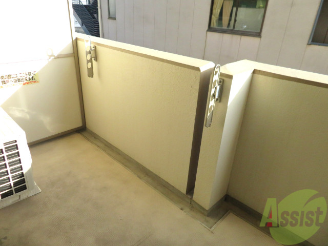 バルコニー　バルコニー。洗濯物がはかどりそうな広さがありますよ。