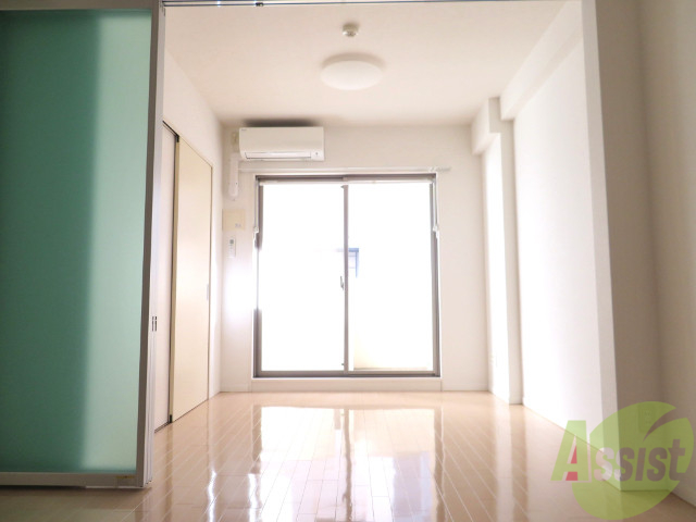 居室・リビング　７帖の洋室です。広々として、明るいイメージがあります。