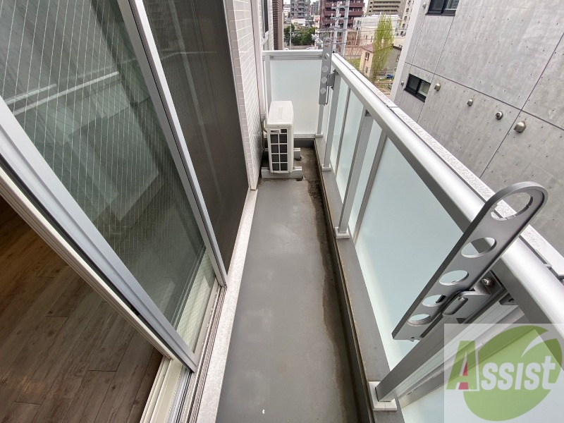 バルコニー　バルコニーは幅があり、広い印象を受けました。