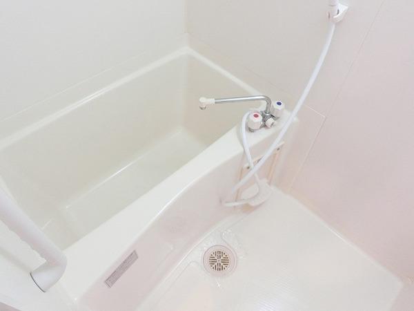 バス・シャワールーム　キレイにリフォームされています！