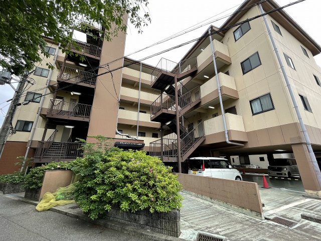 建物外観　屋根付き駐輪場・バイク置き場あります♪