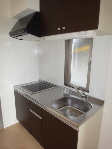 キッチン　窓付きの明るいキッチン　ＩＨ２口システムキッチン