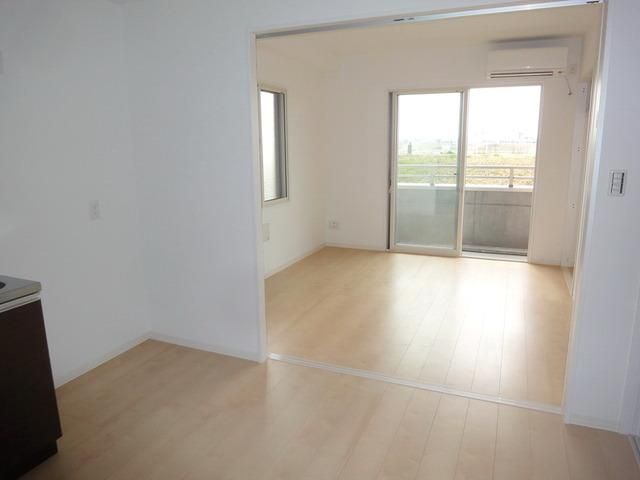 居室・リビング　振分けで使える明るい室内です