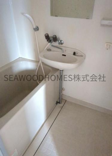 バス・シャワールーム　湯温調節も簡単。便利な給湯器リモコン付き。