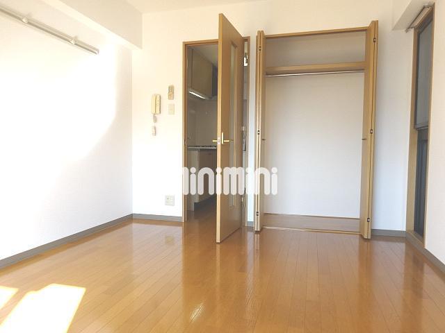 収納　窓からの採光で明るいお部屋です。