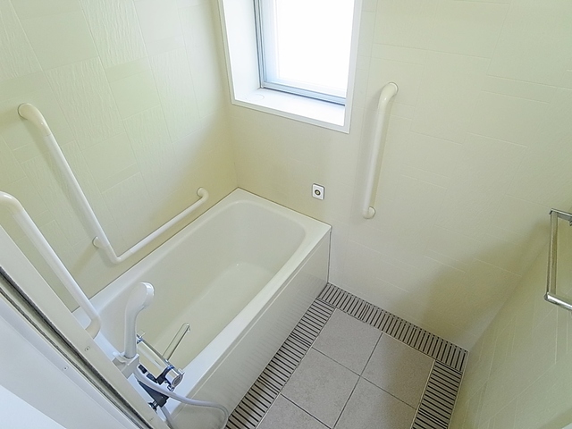 バス・シャワールーム　高温差し湯機能付のバスルーム。小窓付き