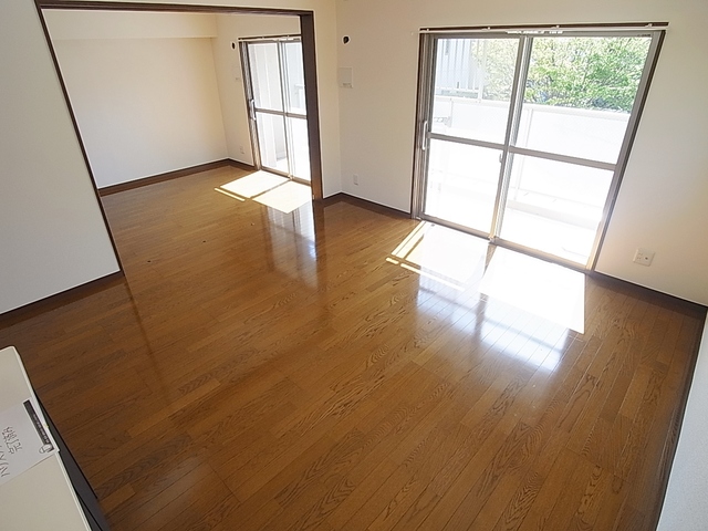 居室・リビング　木目調のフローリングでとても明るいリビング