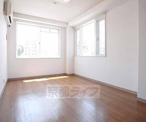 居室・リビング　角部屋は窓もあり日当たりも良好