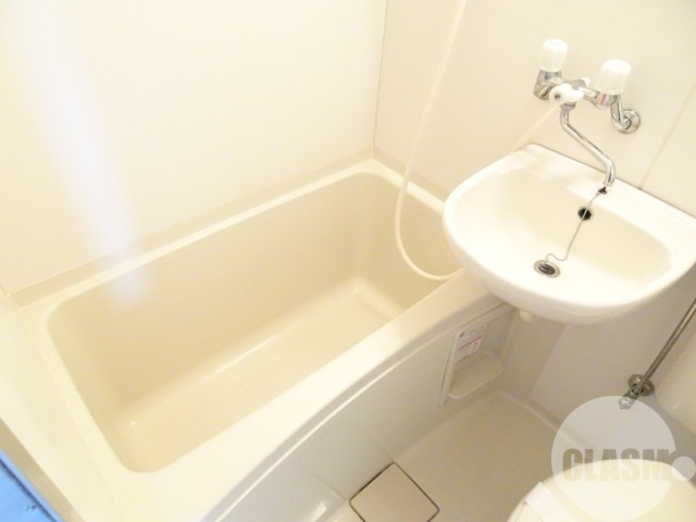 バス・シャワールーム　キレイにリフォームされています♪