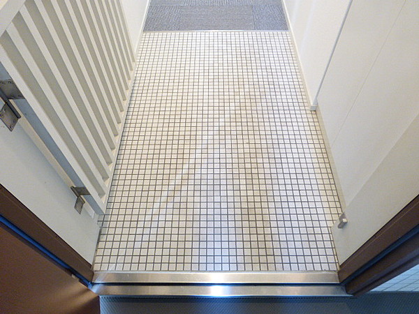 玄関　写真は同タイプ住居です。