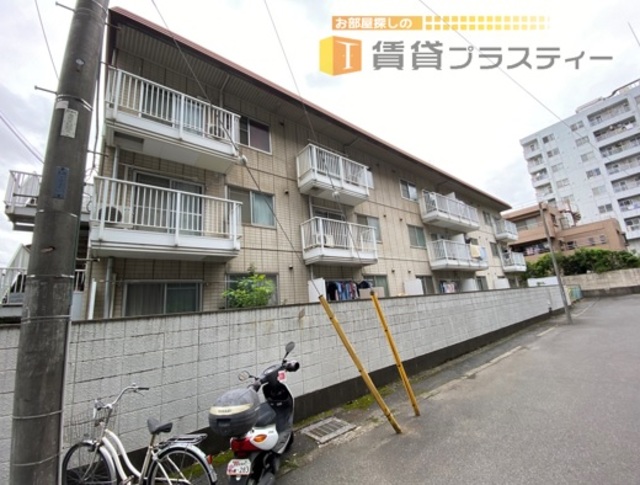 建物外観　駅前通りに立地でも閑静ですよ。