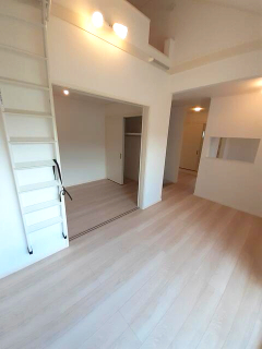 居室・リビング　落ち着いた色調の洋室です