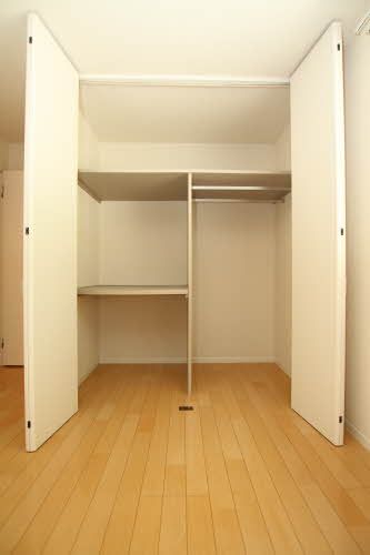 収納　収納にはハンガーパイプを設置しており洋服等掛けられて便利で…