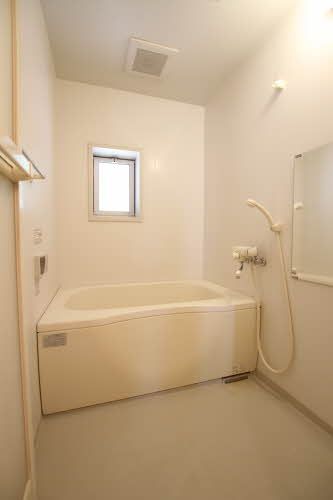 バス・シャワールーム　換気と採光を考慮した小窓があって明るく清潔感あるバスルーム