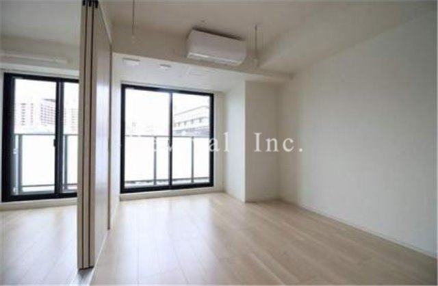 居室・リビング　明るいリビングでございます