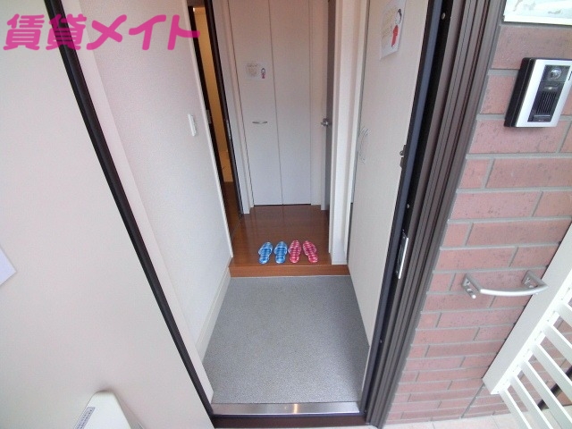 玄関　同物件別室反転タイプ画像