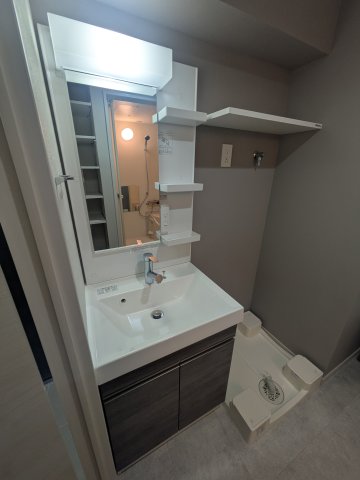 洗面設備　ゆったりとスペースのある洗面所