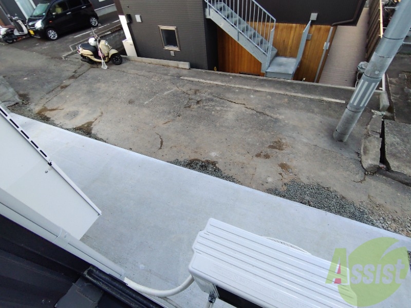 バルコニー　窓の外はよく日が当たり気持ちの良い空間です。