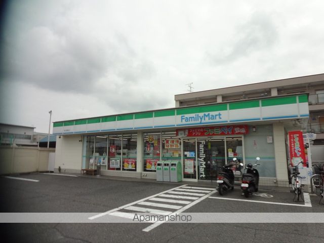 コンビニ　ファミリーマート（コンビニ）まで589m