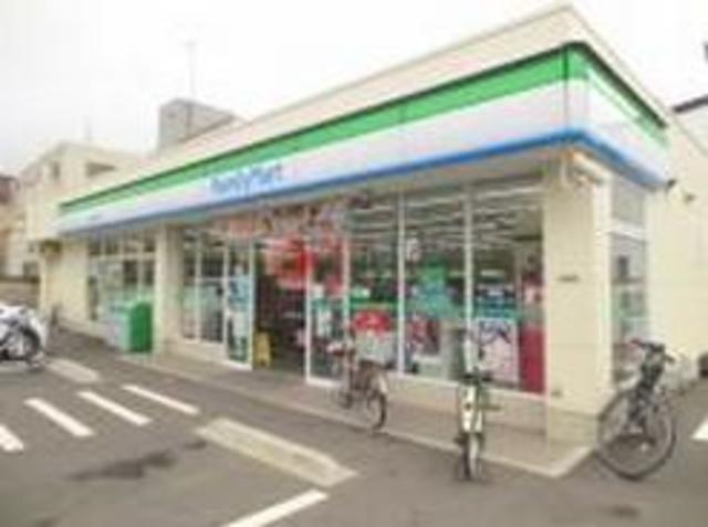 コンビニ　ファミリーマート西新井三丁目店（コンビニ）まで754m