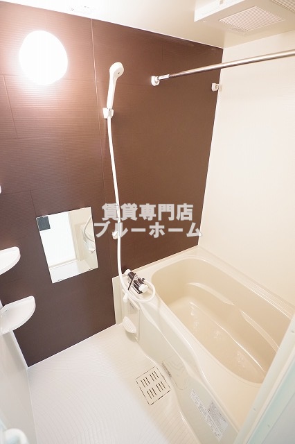 バス・シャワールーム　お風呂は浴室乾燥機付き！