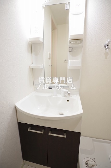 洗面設備　洗面所も収納豊富！