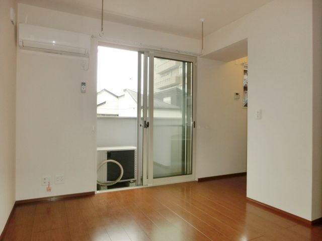 居室・リビング　明るいリビングルーム。